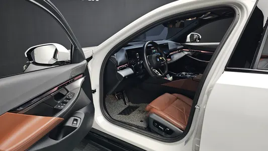 BMW 5 Series (G60) 530i xDrive M 2025 10