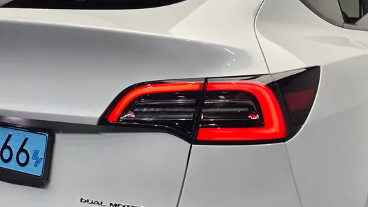 Tesla Y AWD 2022 24
