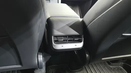 Tesla Y AWD 2022 28