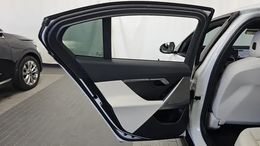 BMW 5 Series (G60) 520i M 2026 25