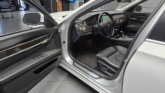 BMW 7 Series (F01) 750Li 2010 11
