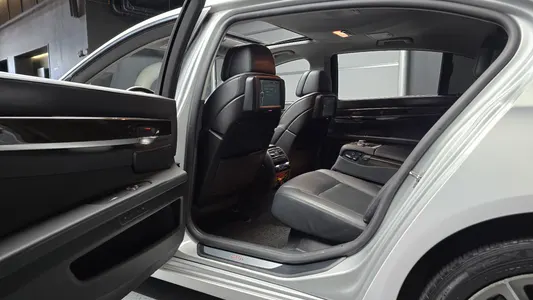BMW 7 Series (F01) 750Li 2010 12