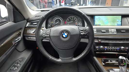 BMW 7 Series (F01) 750Li 2010 13