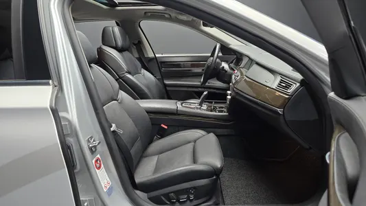 BMW 7 Series (F01) 750Li 2010 10