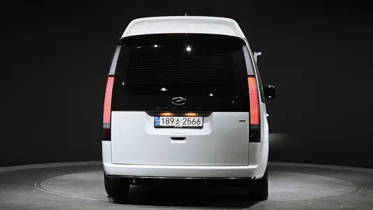 Hyundai Staria 4WD 7 2023 4