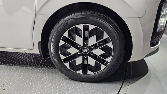 Hyundai Staria 4WD 7 2023 5