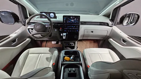 Hyundai Staria 4WD 7 2023 7