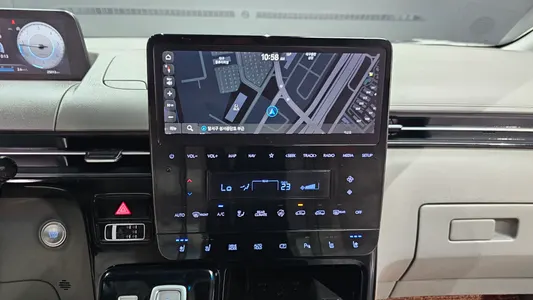 Hyundai Staria 4WD 7 2023 14