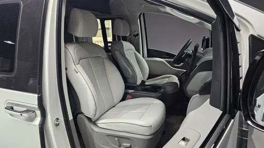 Hyundai Staria 4WD 7 2023 10