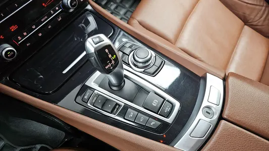 BMW 5 Series GT (F07) GT 30d xDrive 2012 9