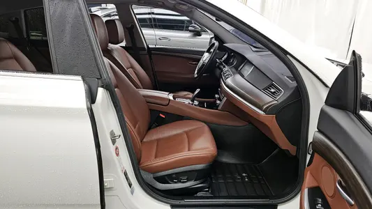 BMW 5 Series GT (F07) GT 30d xDrive 2012 11
