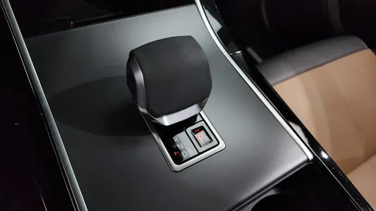 Land Rover 레인지로버 벨라 3.0 P400 HSE 2024 8