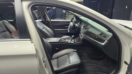 BMW 5 Series (F10) 520d 2012 11