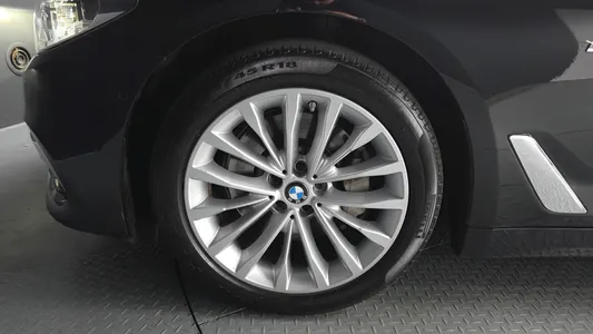BMW 5 Series (G30) 530i xDrive 2018 4