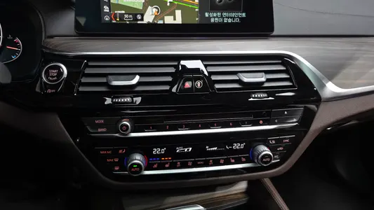 BMW 5 Series (G30) 530i xDrive 2018 16