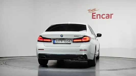BMW 5 Series (G30) 520i 2022 4