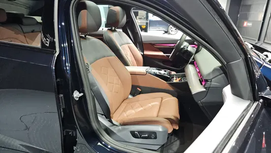 BMW 5 Series (G60) 530i xDrive M 2025 12