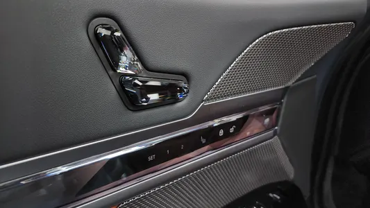 BMW 7 Series (G70) 740i sDrive 2023 28