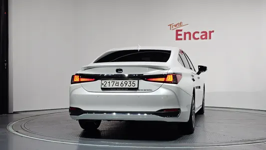 Lexus ES300h 7 2025 4