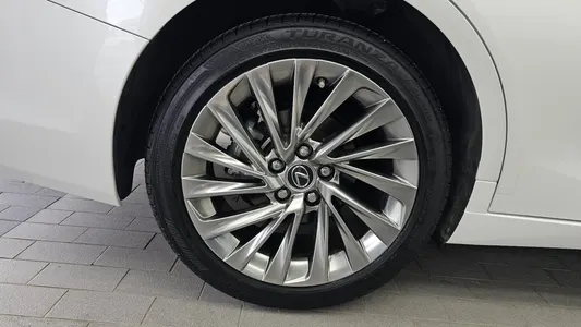 Lexus ES300h 7 2025 5