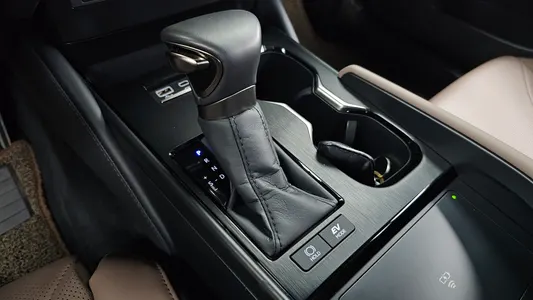 Lexus ES300h 7 2025 9