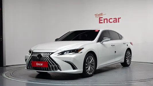 Lexus ES300h 7 2025