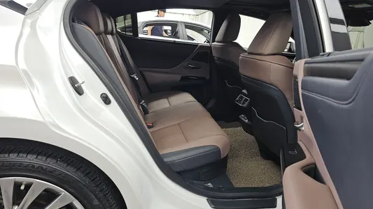Lexus ES300h 7 2025 12