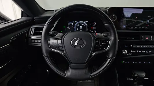 Lexus ES300h 7 2025 13
