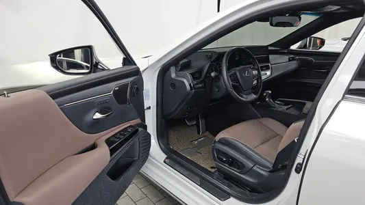 Lexus ES300h 7 2025 10