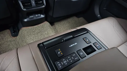 Lexus ES300h 7 2025 19