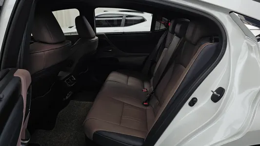 Lexus ES300h 7 2025 26