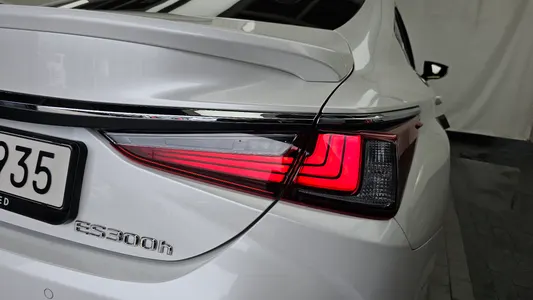 Lexus ES300h 7 2025 23