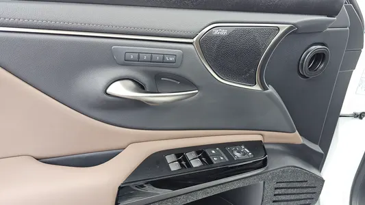 Lexus ES300h 7 2025 33