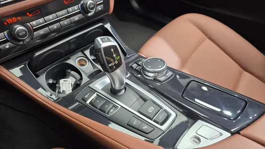 BMW 5 Series (F10) 520d M 2015 9