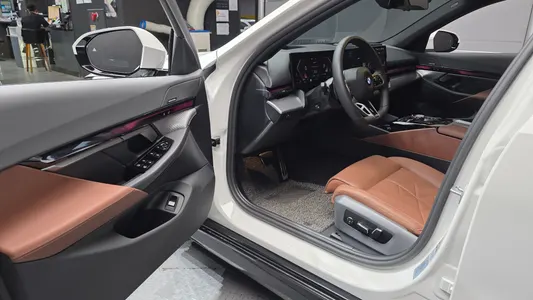 BMW 5 Series (G60) 530i xDrive M 2025 10