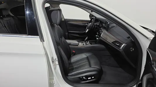 BMW 5 Series (G30) 530i 2018 11