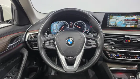 BMW 5 Series (G30) 530i 2018 12