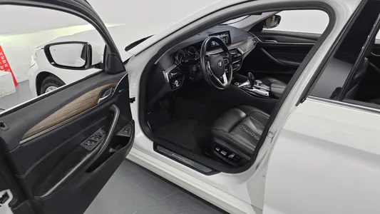 BMW 5 Series (G30) 530i 2018 10