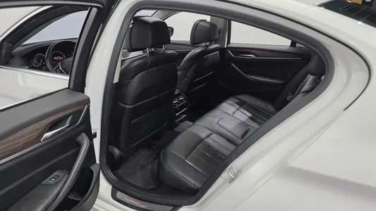 BMW 5 Series (G30) 530i 2018 26