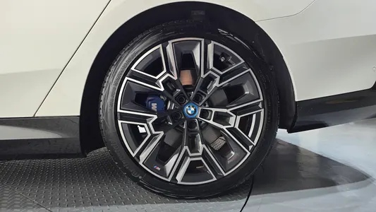 BMW 5 Series (G60) 530e xDrive M 2025 21