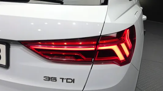 Audi Q3 (F3) 35 TDI 2020 23