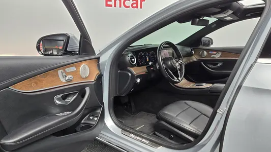 Mercedes-Benz E-Class W213 E300e 4MATIC 2021 10