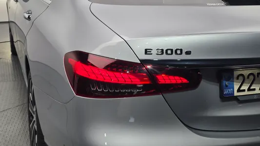 Mercedes-Benz E-Class W213 E300e 4MATIC 2021 23