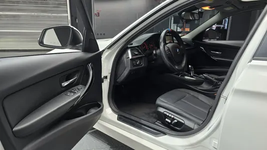 BMW 3 Series (F30) 320d 2018 10