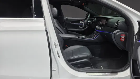 Mercedes-Benz E-Class W213 E220d 4MATIC AMG Line 2022 26