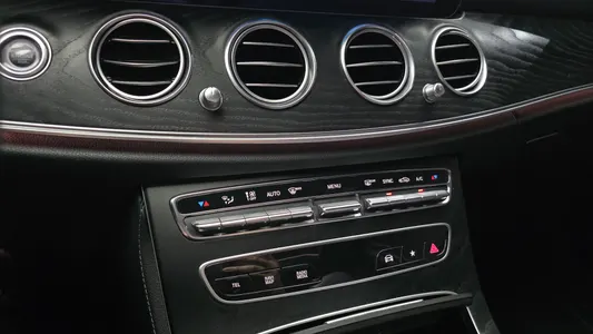 Mercedes-Benz E-Class W213 E220d 4MATIC AMG Line 2022 28