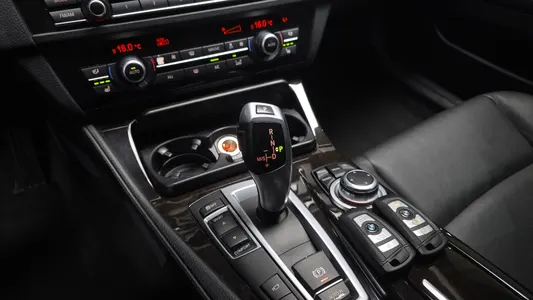 BMW 5 Series (F10) 528i 2013 8