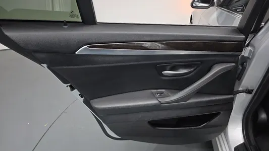 BMW 5 Series (F10) 528i 2013 25