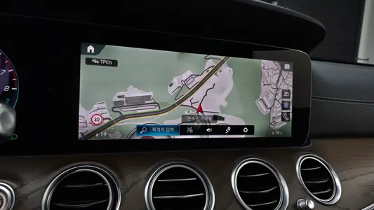 Mercedes-Benz E-Class W213 E300e 4MATIC 2021 14