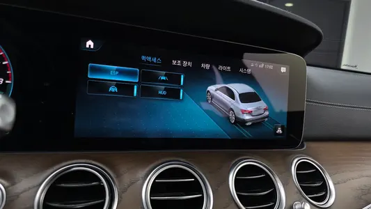 Mercedes-Benz E-Class W213 E300e 4MATIC 2021 15